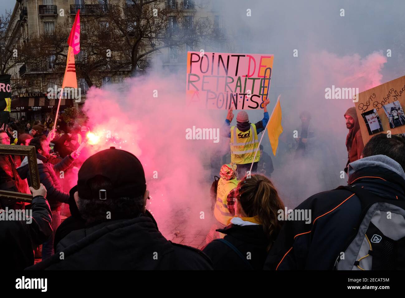 PARIS, FRANKREICH - 20th. FEBRUAR 2020 - Protest für bessere Renten in Paris. Rauchgranaten werden am Place d'Italie abgesetzt Stockfoto