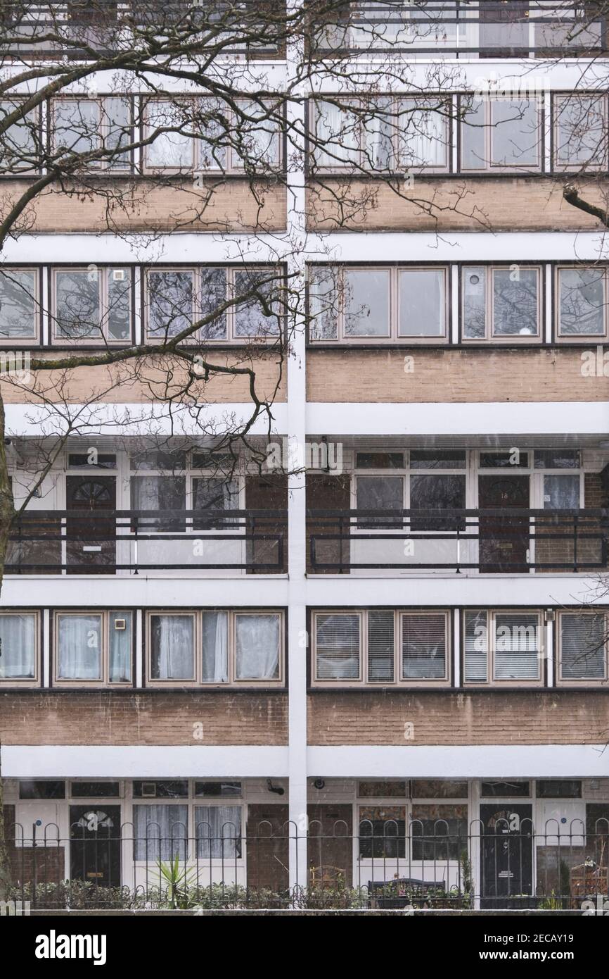 Fassade eines modernistischen brutalistischen lokalen Behörde gepflegt Wohnblock in der Maida Vale Housing Estate, Maida Vale / Edgware Road, London, Großbritannien Stockfoto