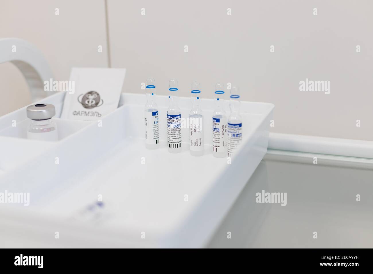 Omsk, Russland, Februar 9,2021.Sputnik-Impfstoff. Impfampullen bekannt als Sputnik V.Ampullen mit russischen Buchstaben übersetzt als Gam-COVID-Vac, Komponente Stockfoto