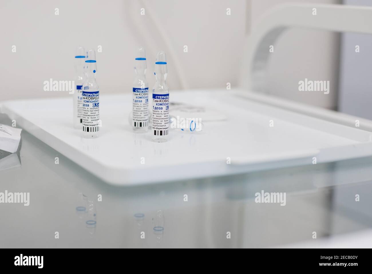 Omsk, Russland, Februar 9,2021.Sputnik-Impfstoff. Impfampullen bekannt als Sputnik V.Ampullen mit russischen Buchstaben übersetzt als Gam-COVID-Vac, Komponente Stockfoto