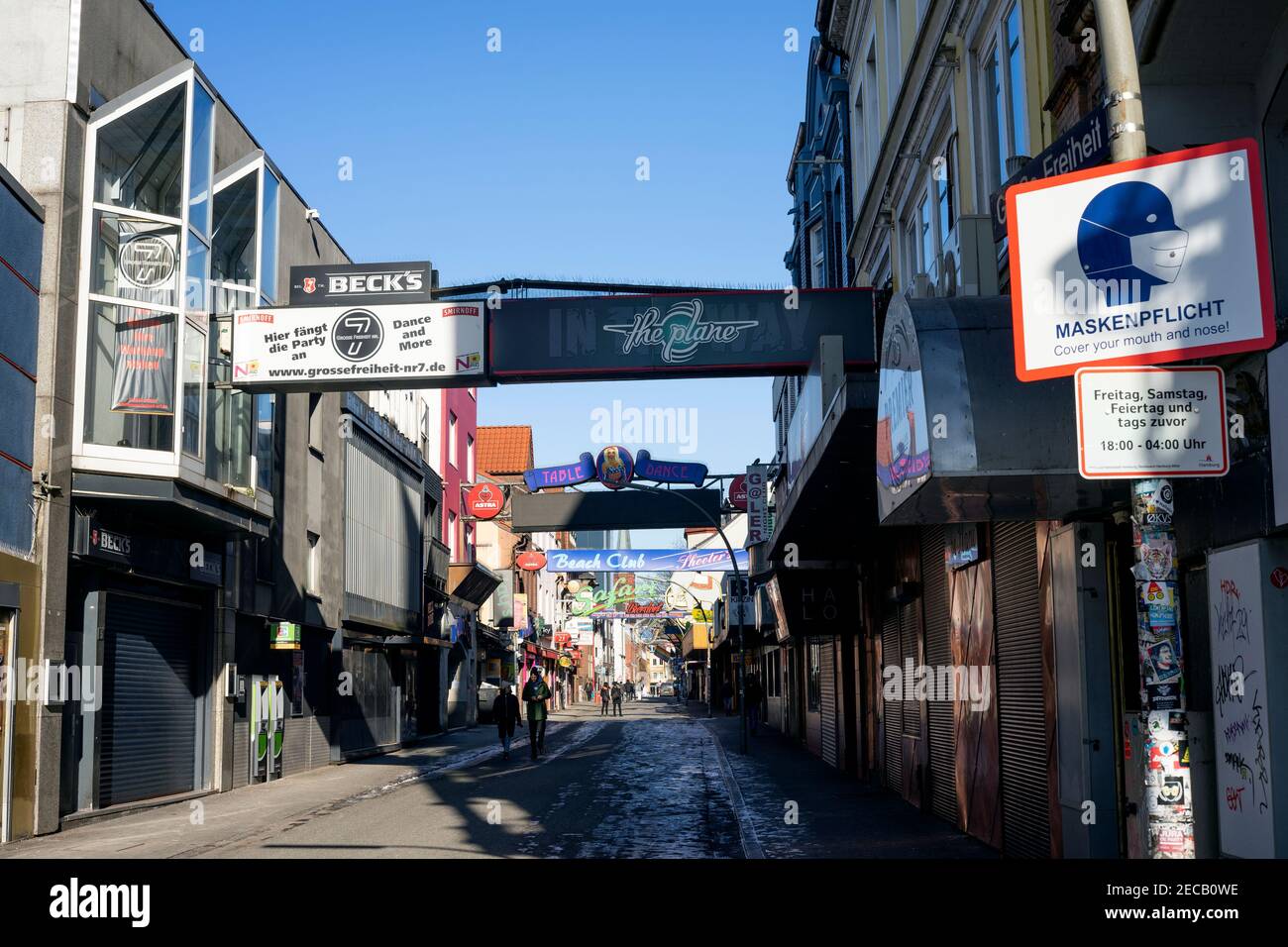 Wegweiser, der die Besucher daran erinnert, Mund und Nase am Eingang zur Großen Freiheit mit einer medizinischen Maske zu bedecken. Pubs und Bars bleiben geschlossen. Stockfoto