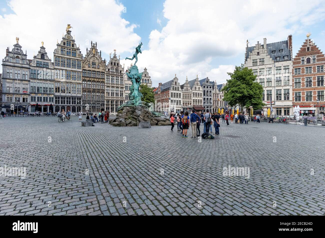 Brabo-Brunnen und historische Guildhalls auf dem Grote Markt in Antwerpen, Flandern, Belgien Stockfoto