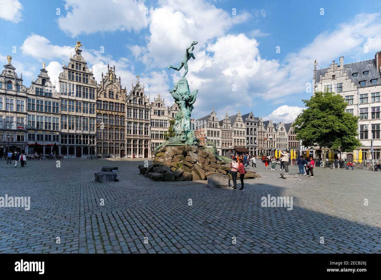 Brabo-Brunnen und historische Gildensäle aus dem 16. Jahrhundert am Grote Markt in Antwerpen, Flandern, Belgien Stockfoto