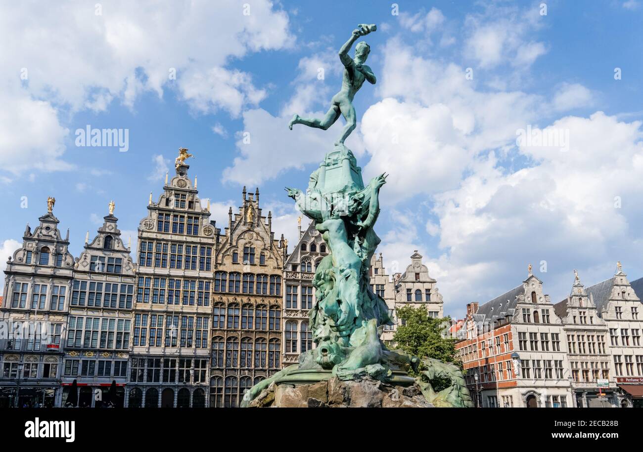 Brabo-Brunnen und historische Guildhalls auf dem Grote Markt in Antwerpen, Flandern, Belgien Stockfoto