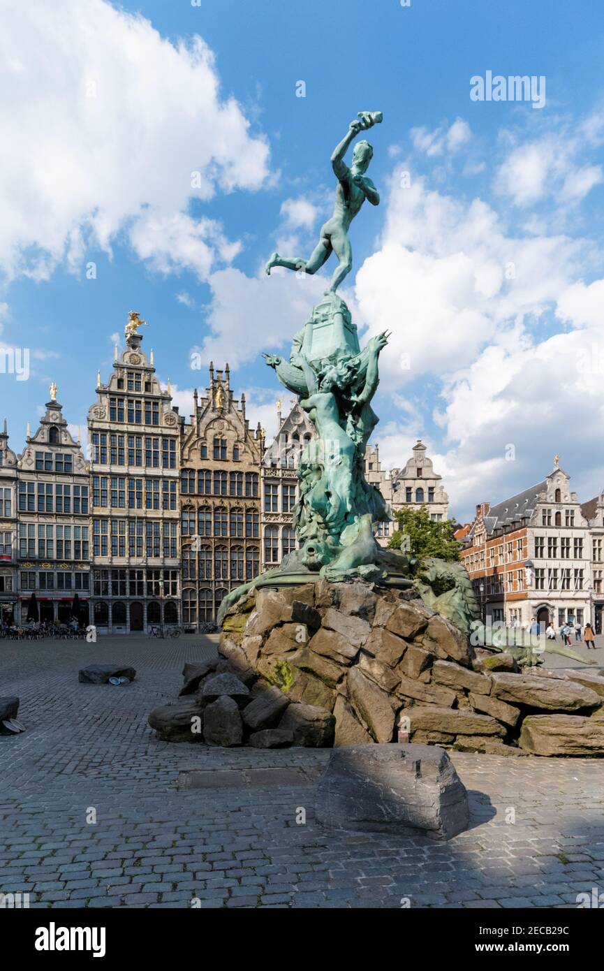 Brabo-Brunnen und historische Guildhalls auf dem Grote Markt in Antwerpen, Flandern, Belgien Stockfoto
