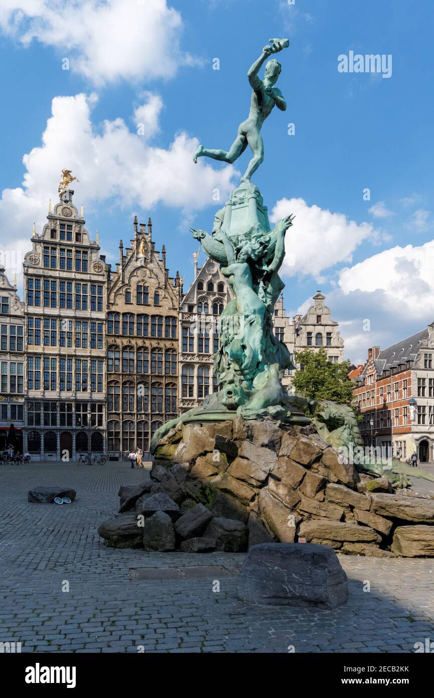 Brabo-Brunnen und historische Guildhalls auf dem Grote Markt in Antwerpen, Flandern, Belgien Stockfoto