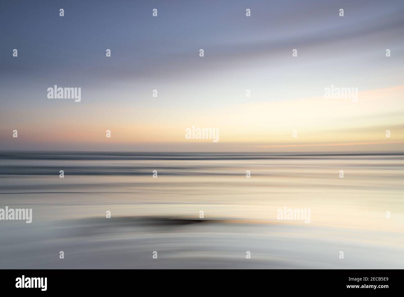 Beruhigende Küstenlandschaften - das Meer in Bewegung festhalten. Stockfoto