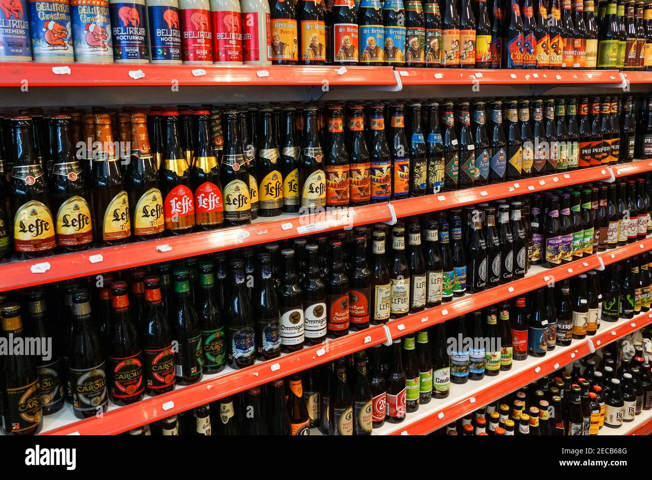 Belgische Bierauswahl in einem Geschäft, belgische Biere, Brügge, Belgien Stockfoto