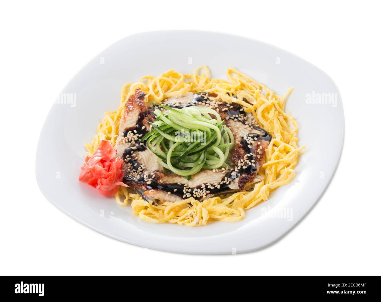 Fischfilets mit Gurkenscheiben und Omelette im asiatischen Stil. Isoliert auf weißem Hintergrund. Stockfoto