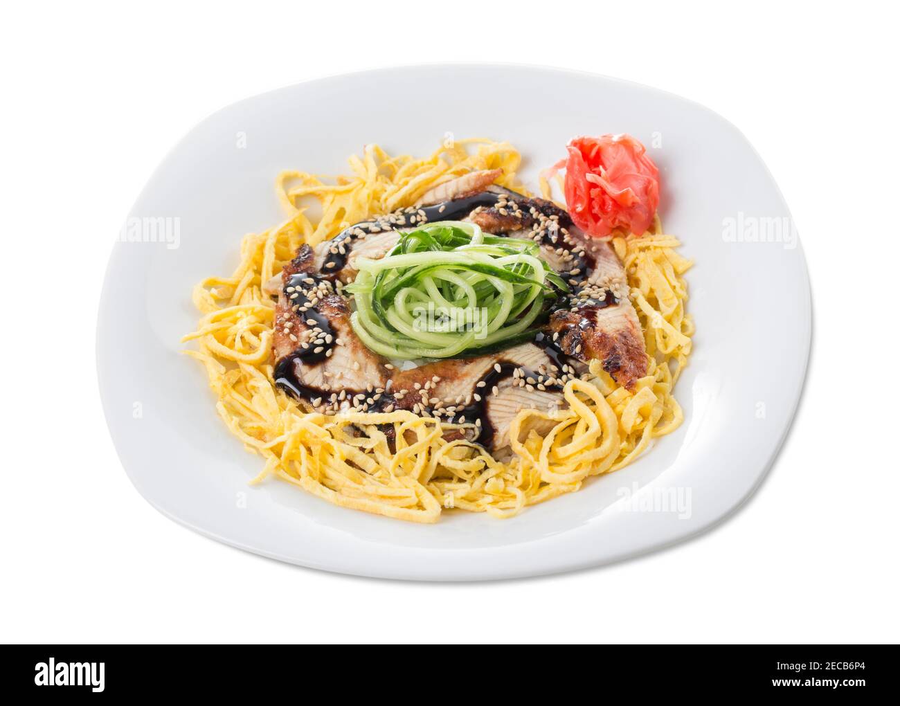Fischfilets mit Gurkenscheiben und Omelette im asiatischen Stil. Isoliert auf weißem Hintergrund. Stockfoto