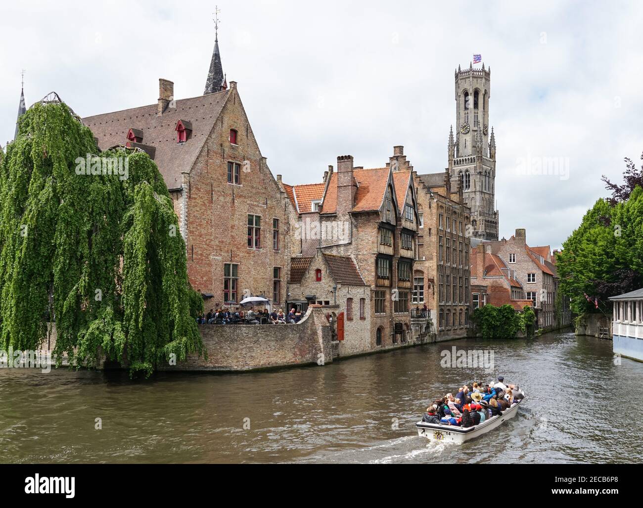 Mittelalterliche Gebäude am Dijver-Kanal mit Glockenturm von Rozenhoedkaai in Brügge, Belgien Stockfoto