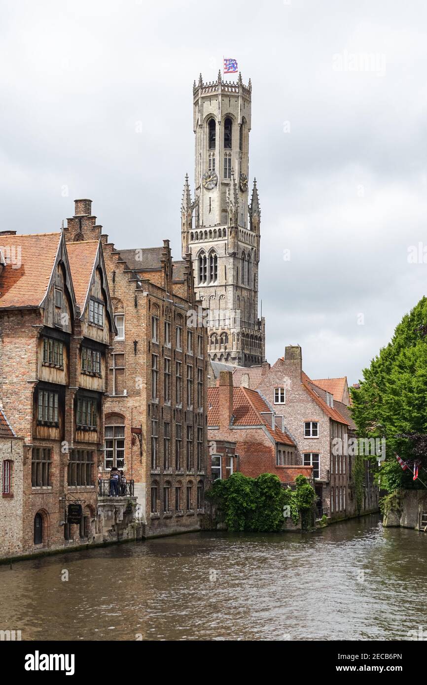 Mittelalterliche Gebäude am Dijver-Kanal mit Glockenturm von Rozenhoedkaai in Brügge, Belgien Stockfoto