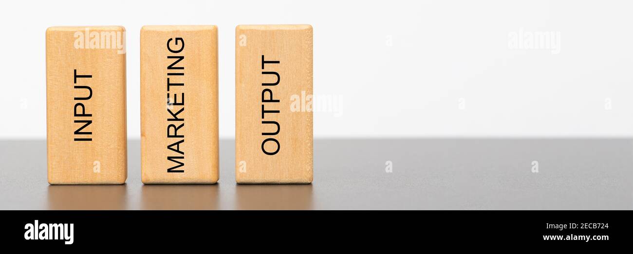 Marketing, Input und Output auf Holzwürfeln gedruckt Stockfoto