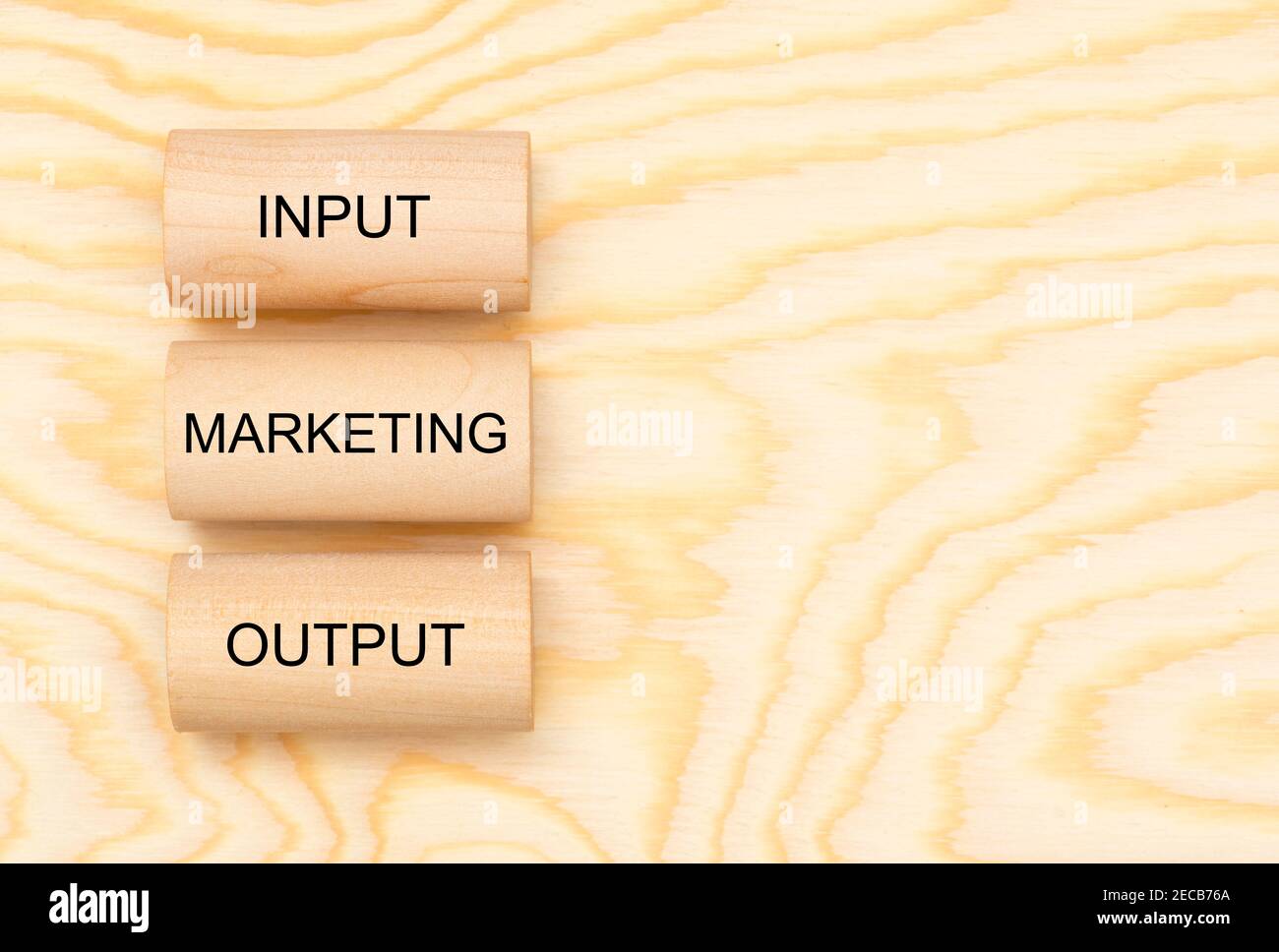 Marketing, Input und Output auf Holzwürfeln gedruckt Stockfoto