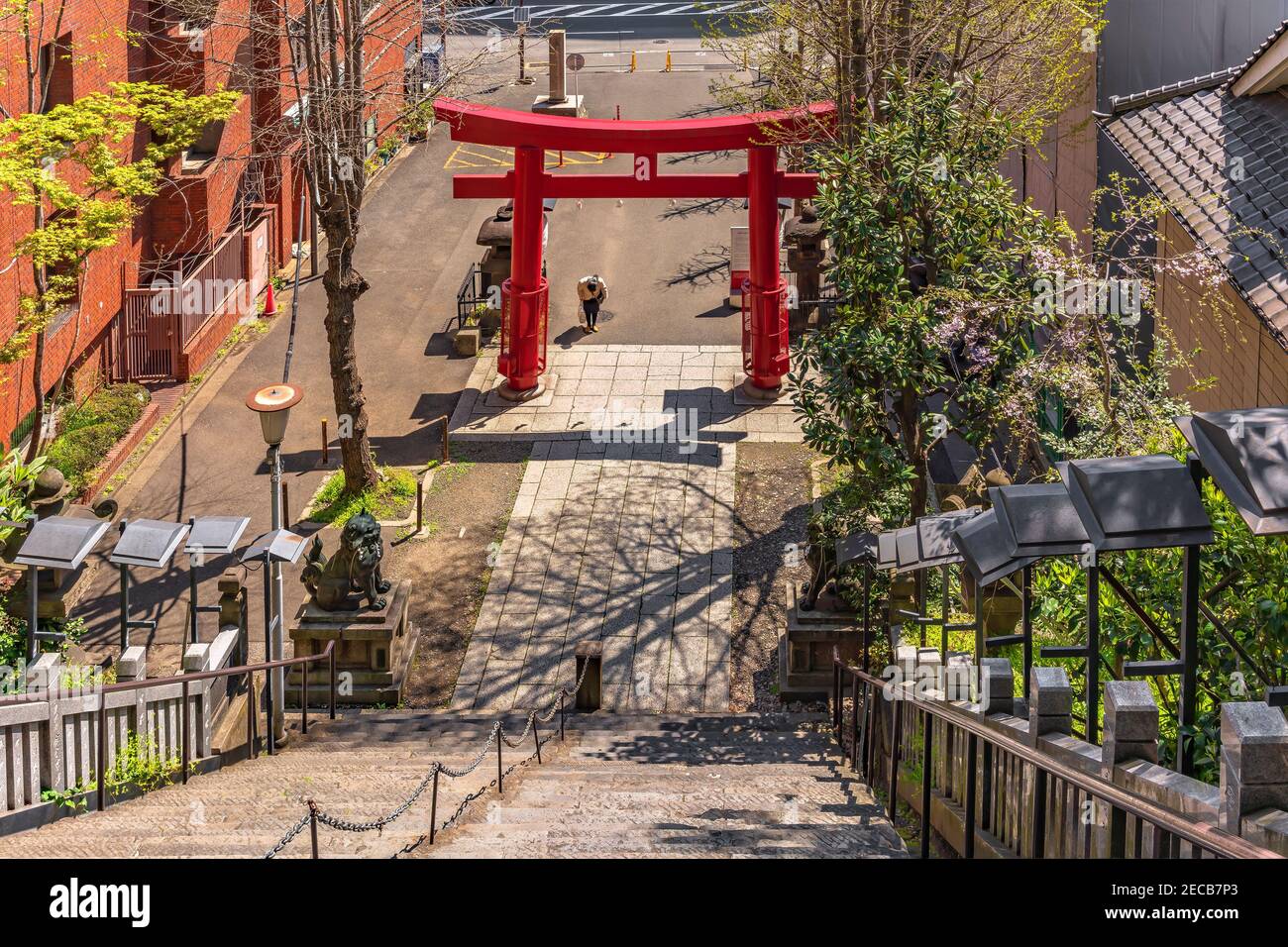 tokio, japan - april 13 2020: Von der berühmten Erfolgstreppe des Samurai Magaki Heikurou aus hat man einen Blick in den Shintoistischen Atago-Schrein Stockfoto