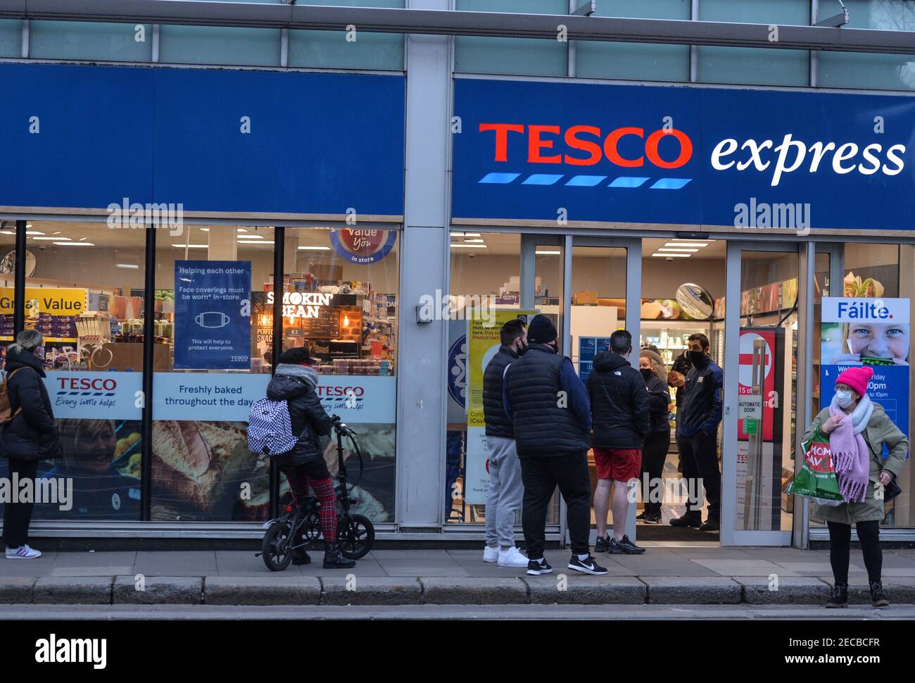 Eine Schlange von Menschen vor dem Tesco Express Supermarkt im Stadtzentrum von Dublin während der COVID-19 Pandemiesperre gesehen.Level 5 Sperrbeschränkungen werden von der irischen Regierung um mindestens weitere sechs Wochen verlängert werden, wobei nur Schulen und der Bausektor voraussichtlich vor Ostern wieder geöffnet werden dürfen. Stockfoto