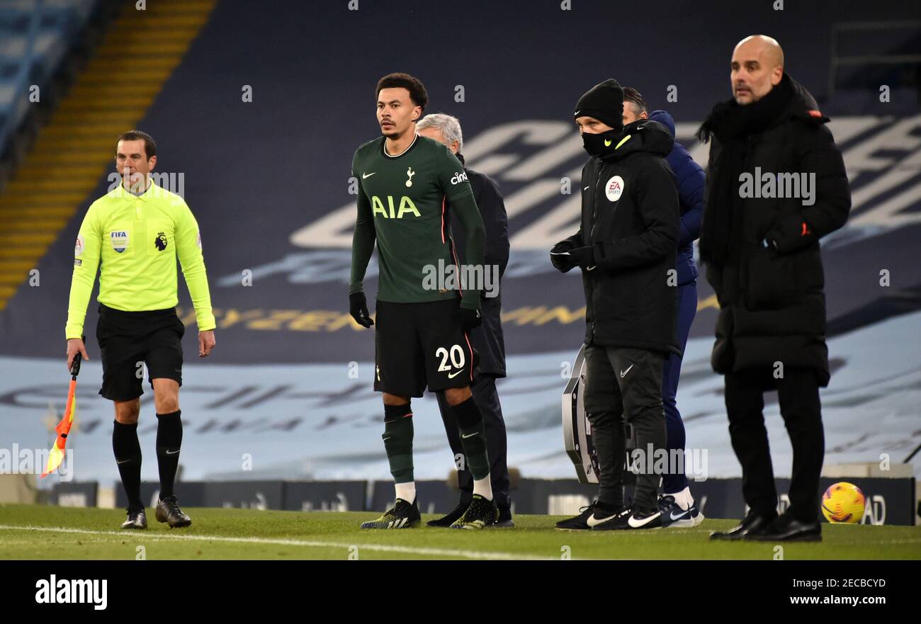 Tottenham Hotspur's DELE Alli (Mitte) wird während des Premier League-Spiels im Etihad Stadium, Manchester, auf dem Spielfeld ersetzt. Bilddatum: Samstag, 13. Februar 2021. Stockfoto