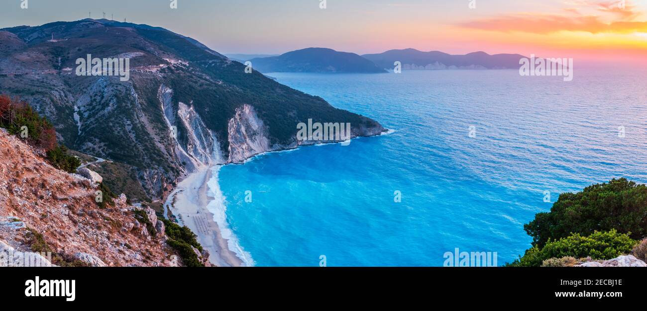 Kefalonia, Griechenland. Blick über den Strand von Myrtos bei Sonnenuntergang. Stockfoto