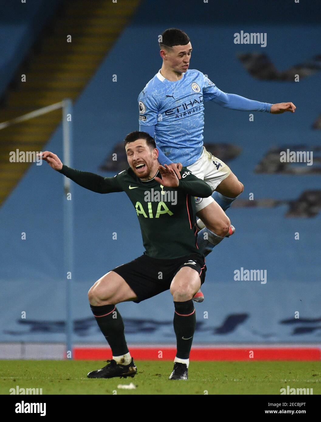 Pierre-Emile Hojbjerg von Tottenham Hotspur (unten) und Phil Foden von Manchester City (oben) kämpfen während des Premier League-Spiels im Etihad Stadium in Manchester um den Ball in der Luft. Bilddatum: Samstag, 13. Februar 2021. Stockfoto