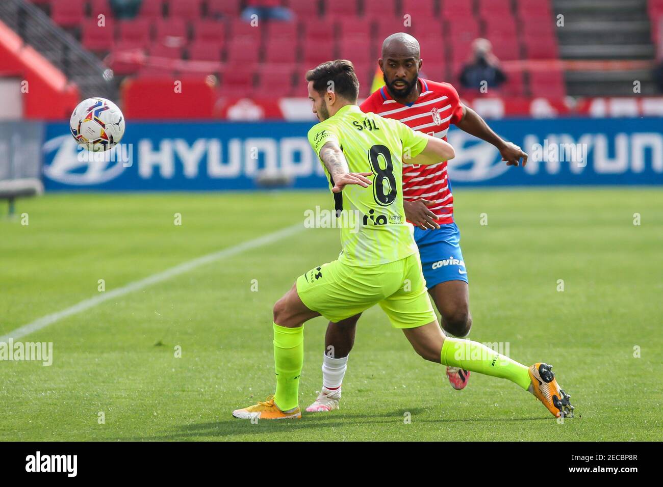 Saul Niguez von Atletico de Madrid und Dimitri Foulquier von Granada CF während des spanischen Fußballspiels La Liga zwischen Granada CF und Atletico de Madrid am 13. Februar 2021 im Stadion Nuevo los Carmenes in Granada, Spanien - Foto Irina R Hipolito / Spanien DPPI / DPPI / LM Stockfoto