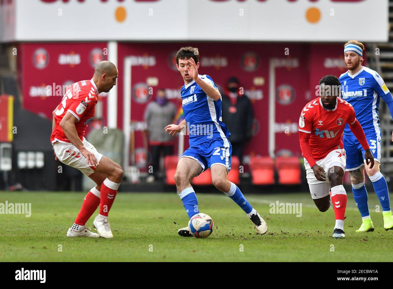 LONDON, ENGLAND. FEB 13th: Thomas O'Connor von Gillingham kämpft während des Sky Bet League 1-Spiels zwischen Charlton Athletic und Gillingham am Samstag, dem 13th. Februar 2021, um den Besitz mit Darren Pratley von Charlton Athletic im The Valley, London. (Kredit: Ivan Yordanov, MI Nachrichten) Kredit: MI Nachrichten & Sport /Alamy Live Nachrichten Stockfoto