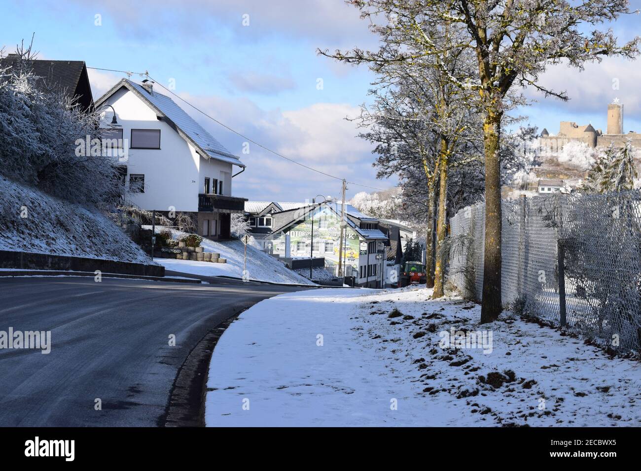 Dorf Nürburg im Schnee Stockfoto