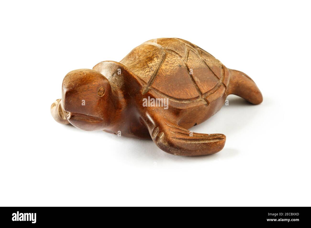 Holzfigur einer Meeresschildkröte auf weißem Hintergrund. Isoliert Stockfoto