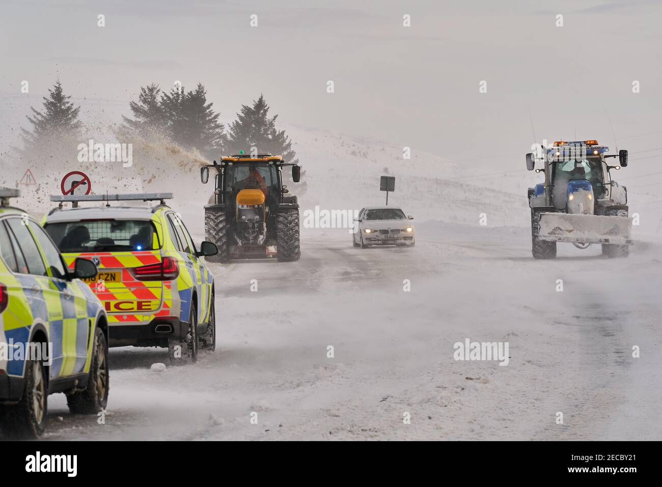 A96 Aberdeen nach Elgin Road, Aberdeenshire und Moray, Großbritannien. Februar 2021, 13th. VEREINIGTES KÖNIGREICH. Dies ist eine Szene aus dem Jahr A96, die an verschiedenen Orten wegen des starken Windes geschlossen wurde, der Schnee von den Fileds weht und die Straße blockiert. Quelle: JASPERIMAGE/Alamy Live News Stockfoto