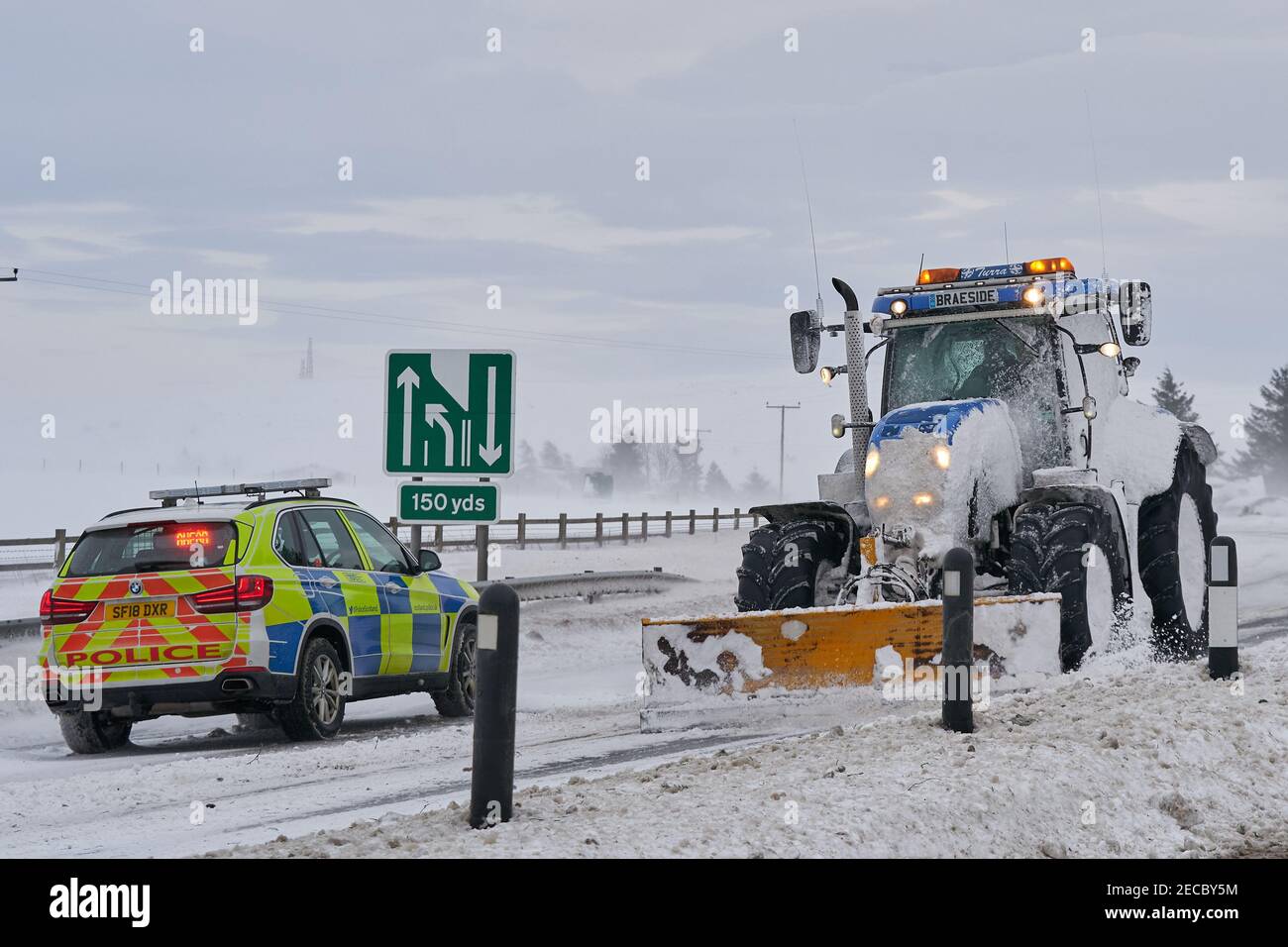 A96 Aberdeen nach Elgin Road, Aberdeenshire und Moray, Großbritannien. Februar 2021, 13th. VEREINIGTES KÖNIGREICH. Dies ist eine Szene aus dem Jahr A96, die an verschiedenen Orten wegen des starken Windes geschlossen wurde, der Schnee von den Fileds weht und die Straße blockiert. Quelle: JASPERIMAGE/Alamy Live News Stockfoto