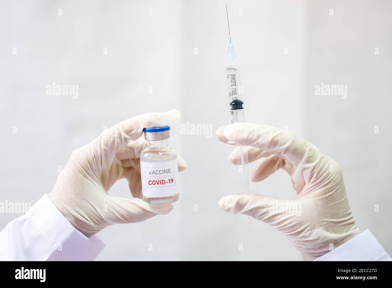 Entwicklung und Schaffung eines Coronavirus-Impfstoffs COVID-19. Coronavirus-Impfstoff-Konzept in der Hand des Arztes weißen Impfstoff-Glas. Impfstoff Konzept des Kampfes Stockfoto