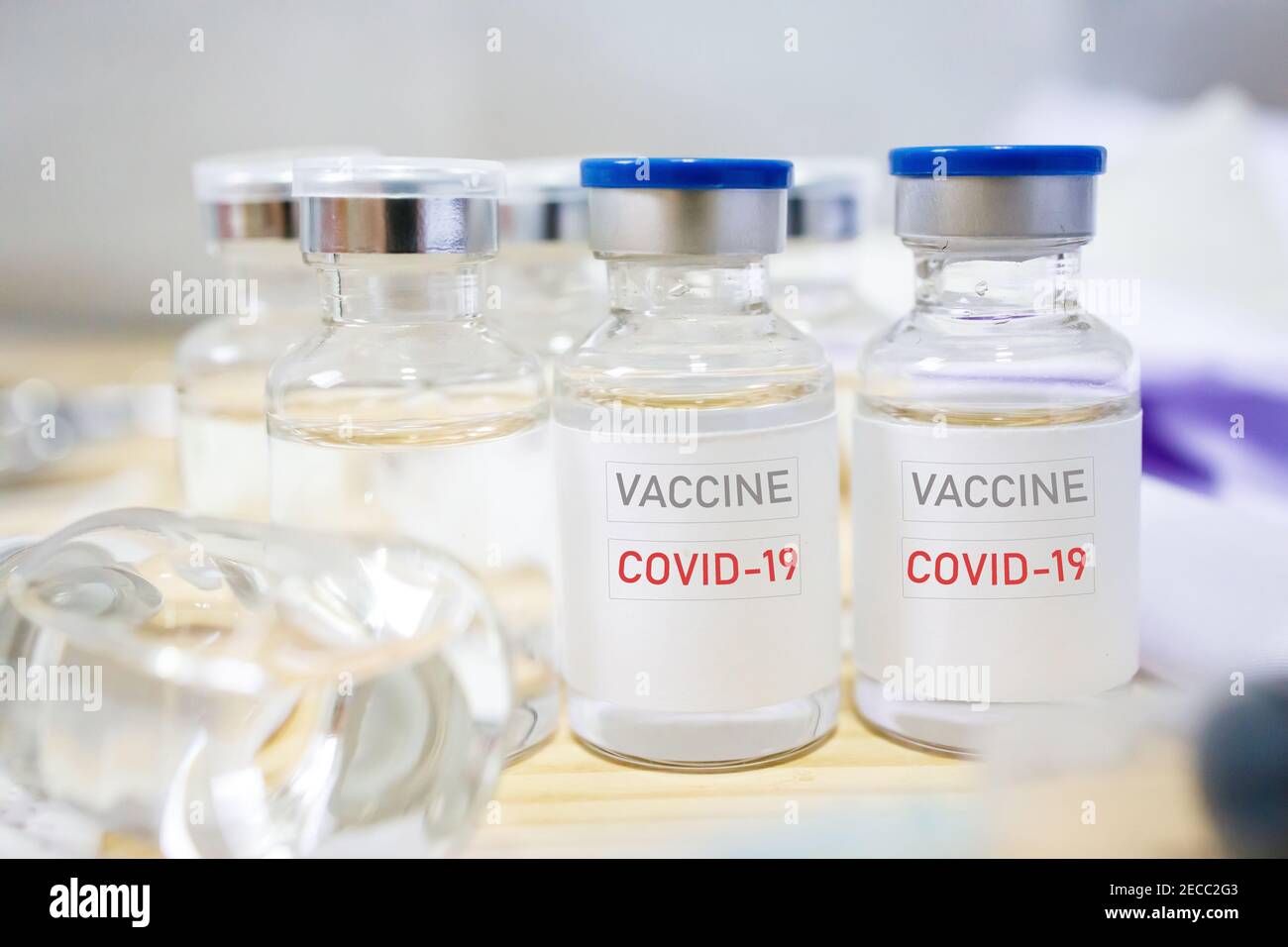 Impfstoff und Spritzeninjektion. Es wird zur Prävention, Immunisierung und Behandlung von Coronavirus-Infektion (neuartige Coronavirus-Krankheit 2019,COVID-19,n Stockfoto