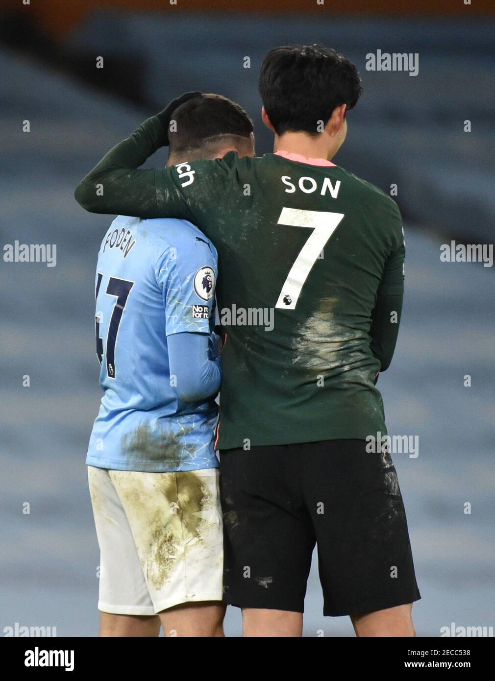 Phil Foden von Manchester City (links) umarmt Tottenham Hotspurs Son Heung-min nach dem Premier League-Spiel im Etihad Stadium in Manchester. Bilddatum: Samstag, 13. Februar 2021. Stockfoto