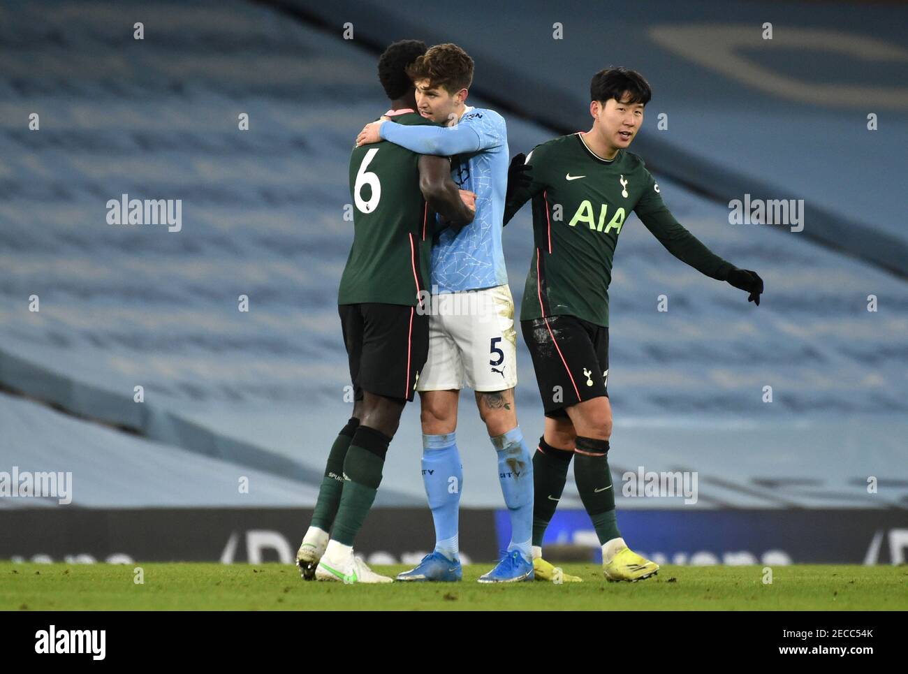 Tottenham Hotspur's Davinson Sanchez (links) umarmt Manchester Citys John Stones (rechts) nach dem Premier League Spiel im Etihad Stadium, Manchester. Bilddatum: Samstag, 13. Februar 2021. Stockfoto