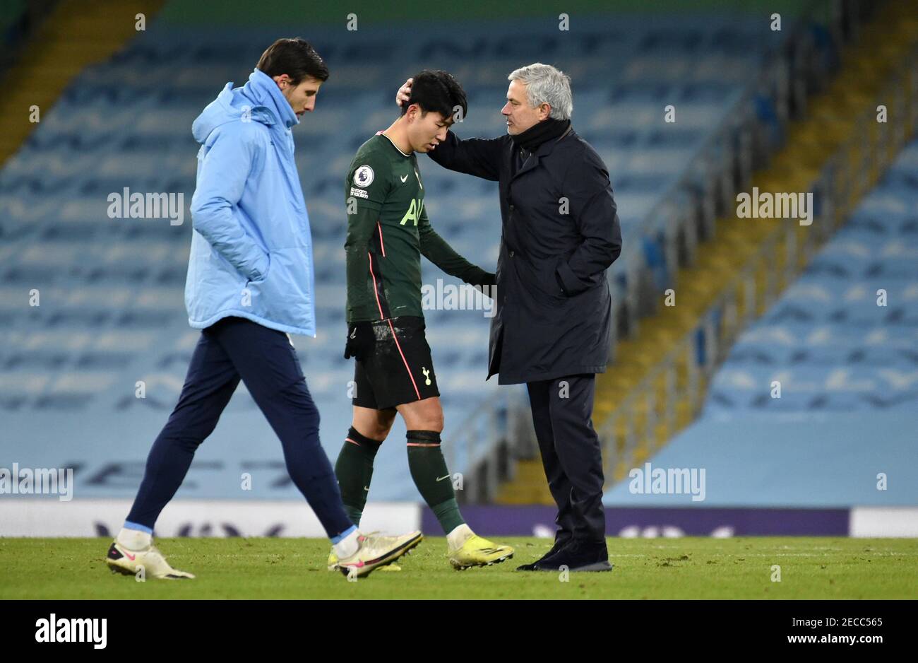 Son Heung-min von Tottenham Hotspur (links) wird nach dem Premier-League-Spiel im Etihad Stadium in Manchester von Manager Jose Mourinho (rechts) getröstet. Bilddatum: Samstag, 13. Februar 2021. Stockfoto