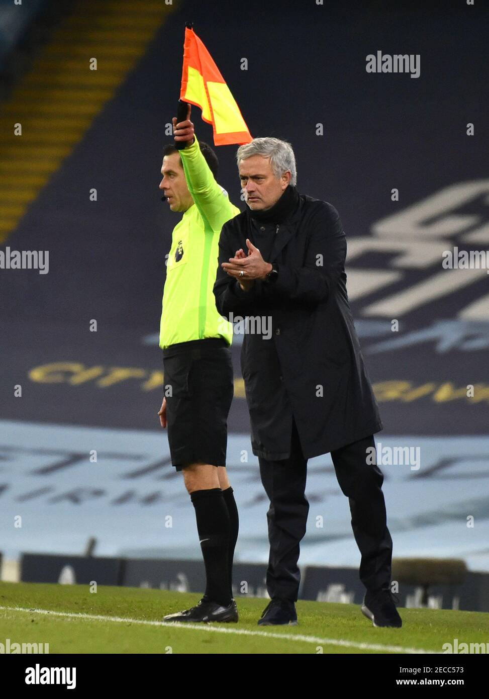 Tottenham Hotspur Manager Jose Mourinho applaudiert sein Team von der Touchline während des Premier League-Spiels im Etihad Stadium, Manchester. Bilddatum: Samstag, 13. Februar 2021. Stockfoto