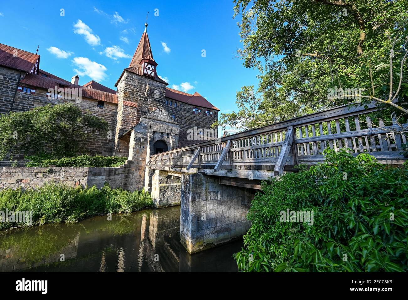 Eine Brücke zum Schloss Wenzel auf einer kleinen Insel Die Pegnitz in Lauf an der Pegnitz Stockfoto