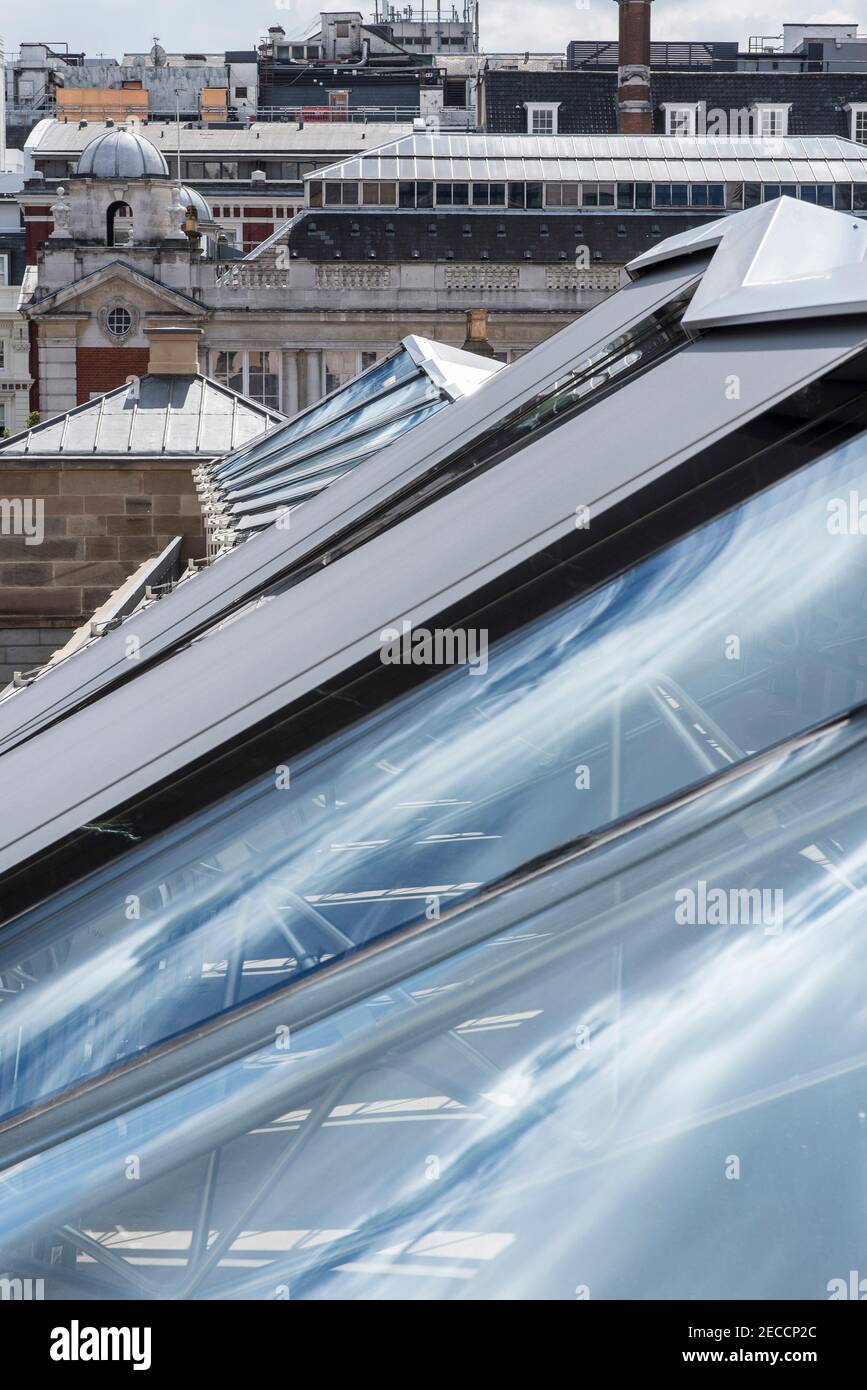 Detail der verglasten Dach nach Süden, vertikale Ausrichtung. Sushi Samba Covent Garden, Covent Garden, Großbritannien. Architekt: Eric Parry Architects Stockfoto