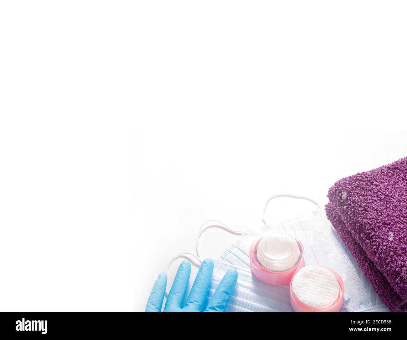 Gesicht oder Körper Kosmetik-Creme mit violetten Handtüchern und ein Gesichtsmaske auf ihnen Stockfoto