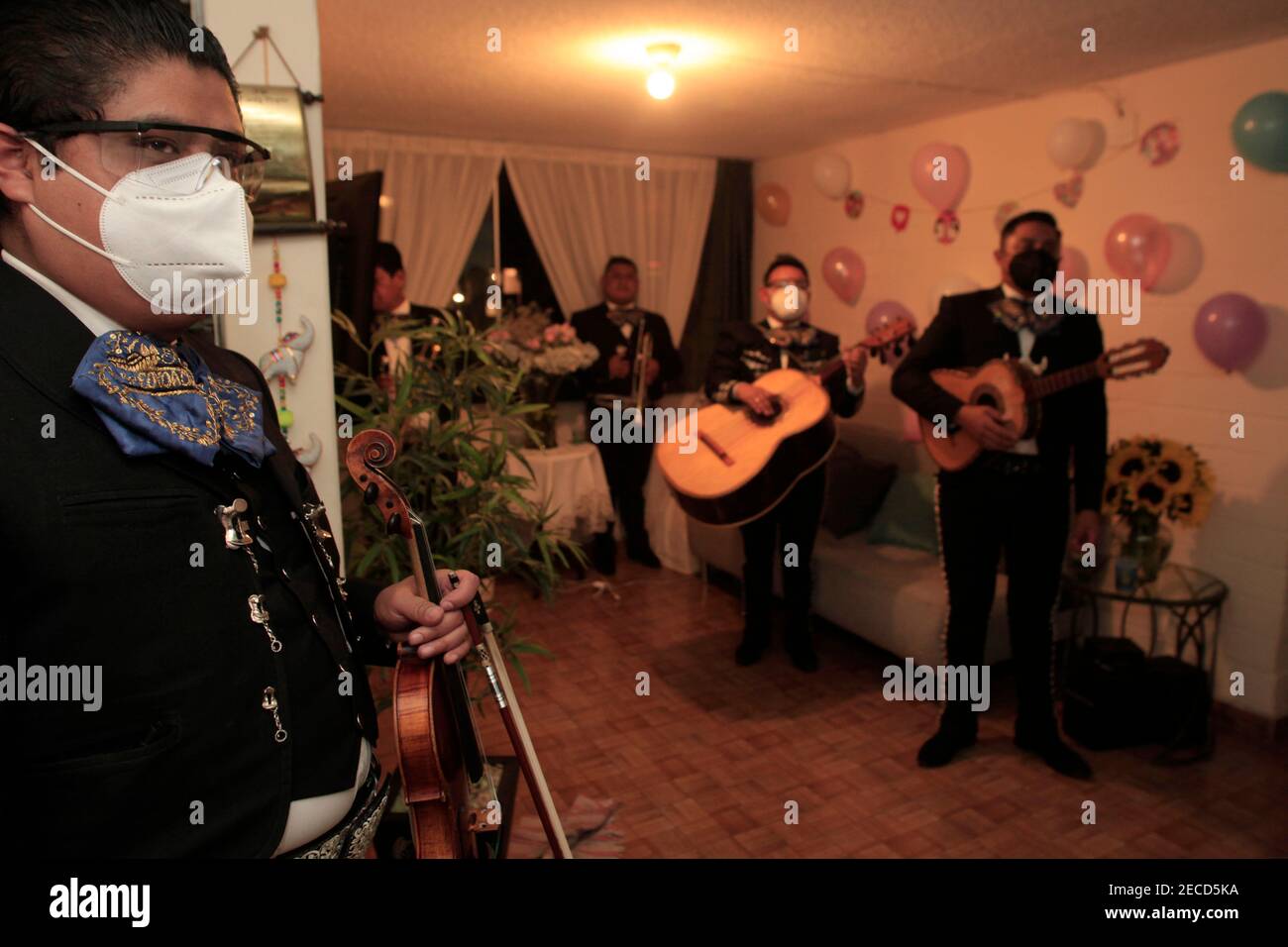 Mexiko-Stadt, Mexiko. Februar 2021, 12th. Inmitten der Covid-19-Pandemie bittet eine Person seine Freundin, ihn zu heiraten und Mariachis zu ihr zu bringen, um Sicherheitsprotokolle zu befolgen, um neue Infektionen von Covid zu vermeiden. Quelle: Angel Morales Rizo/eyepix/ZUMA Wire/Alamy Live News Stockfoto