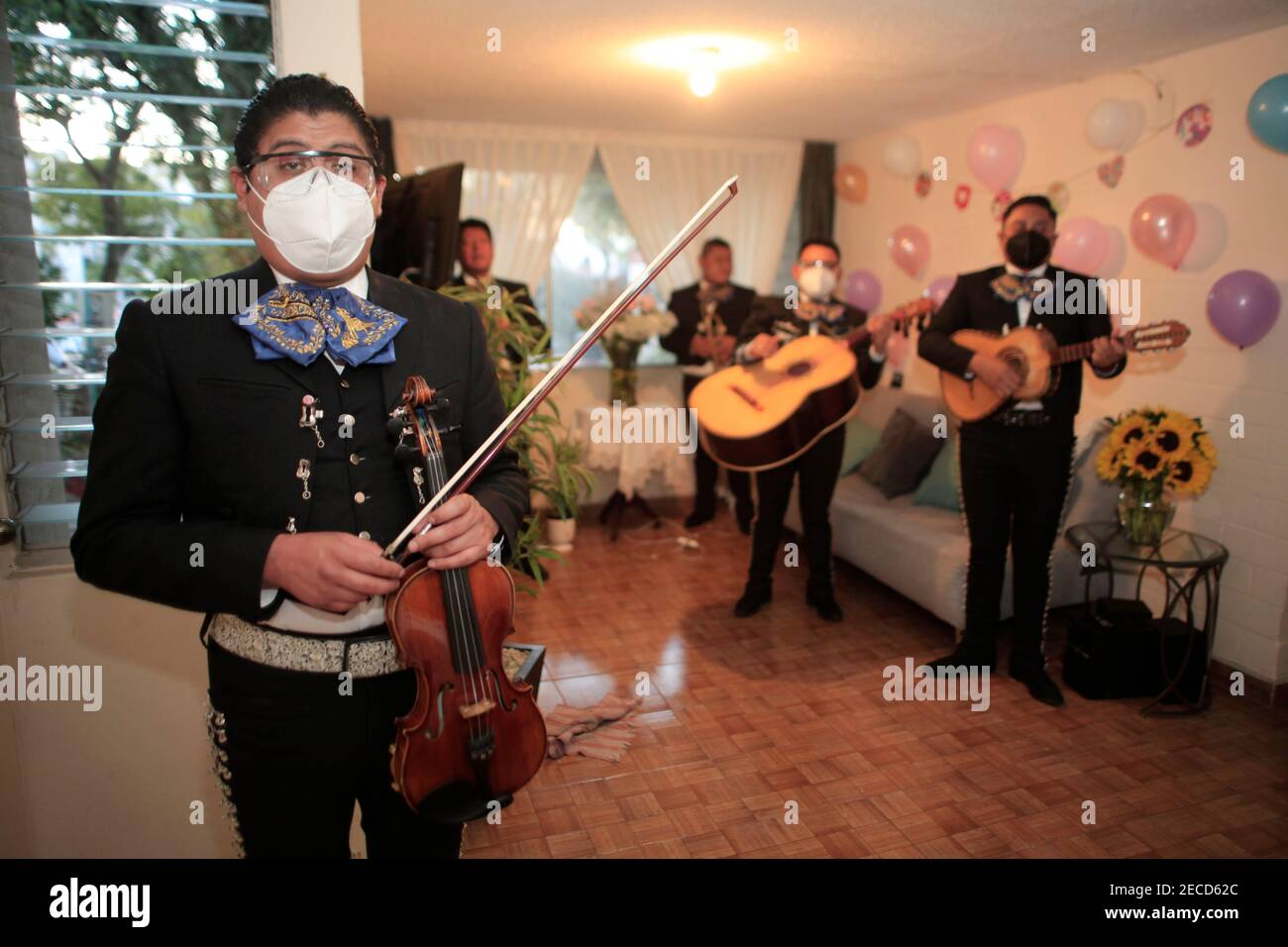 Mexiko-Stadt, Mexiko. Februar 2021, 12th. Inmitten der Covid-19-Pandemie bittet eine Person seine Freundin, ihn zu heiraten und Mariachis zu ihr zu bringen, um Sicherheitsprotokolle zu befolgen, um neue Infektionen von Covid zu vermeiden. Quelle: Angel Morales Rizo/eyepix/ZUMA Wire/Alamy Live News Stockfoto