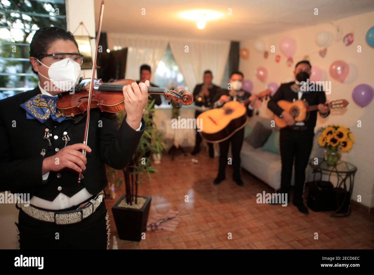 Mexiko-Stadt, Mexiko. Februar 2021, 12th. Inmitten der Covid-19-Pandemie bittet eine Person seine Freundin, ihn zu heiraten und Mariachis zu ihr zu bringen, um Sicherheitsprotokolle zu befolgen, um neue Infektionen von Covid zu vermeiden. Quelle: Angel Morales Rizo/eyepix/ZUMA Wire/Alamy Live News Stockfoto