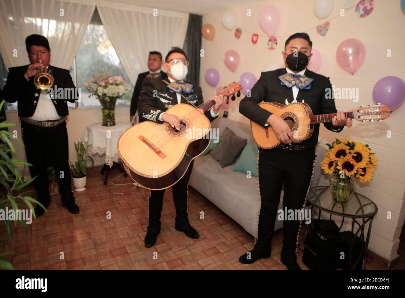 Mexiko-Stadt, Mexiko. Februar 2021, 12th. Inmitten der Covid-19-Pandemie bittet eine Person seine Freundin, ihn zu heiraten und Mariachis zu ihr zu bringen, um Sicherheitsprotokolle zu befolgen, um neue Infektionen von Covid zu vermeiden. Quelle: Angel Morales Rizo/eyepix/ZUMA Wire/Alamy Live News Stockfoto
