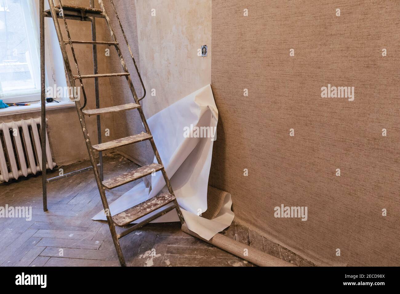 Unklemmt schlechte Arbeit kleben Tapete Rollen Vinyl Vorbereitung der  Oberfläche Wände Wohnung Renovierung Stockfotografie - Alamy