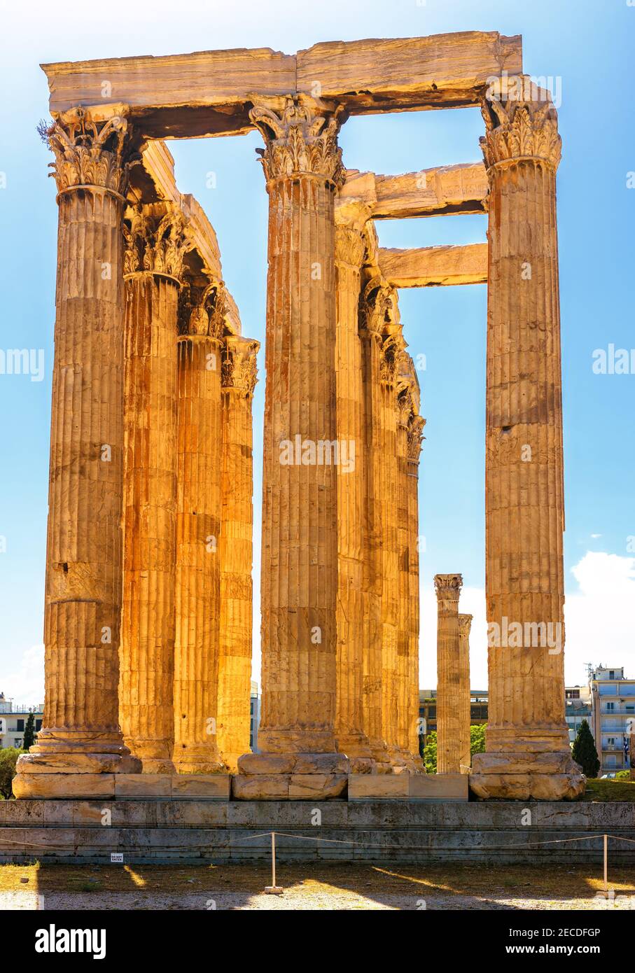 Zeus Tempel in Athen, Griechenland. Es ist berühmtes Denkmal und Wahrzeichen von Athen. Vertikale Ansicht der antiken griechischen Ruinen, große Säulen des klassischen Gebäudes Stockfoto