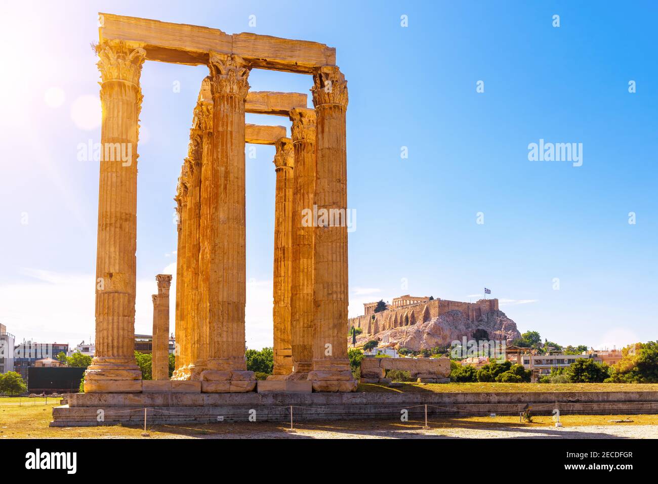 Zeus Tempel mit Blick auf Akropolis, Athen, Griechenland. Dies sind berühmte Wahrzeichen von Athen. Sonnige Aussicht auf antike griechische Ruinen, große Säulen der klassischen Stockfoto