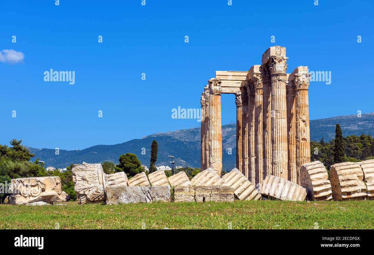 Zeus Tempel in Athen, Griechenland, Europa. Es ist berühmtes Denkmal und Wahrzeichen von Athen. Landschaftliches Panorama der großen Ruinen des antiken griechischen Gebäudes in Athen Stockfoto
