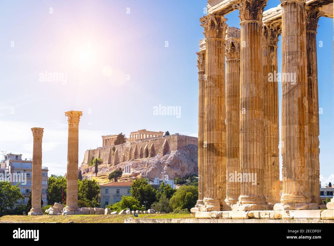 Zeus Tempel mit Blick auf Akropolis, Athen, Griechenland. Dies sind berühmte Wahrzeichen von Athen. Sonnige Aussicht auf antike griechische Ruinen, große Säulen der klassischen Stockfoto