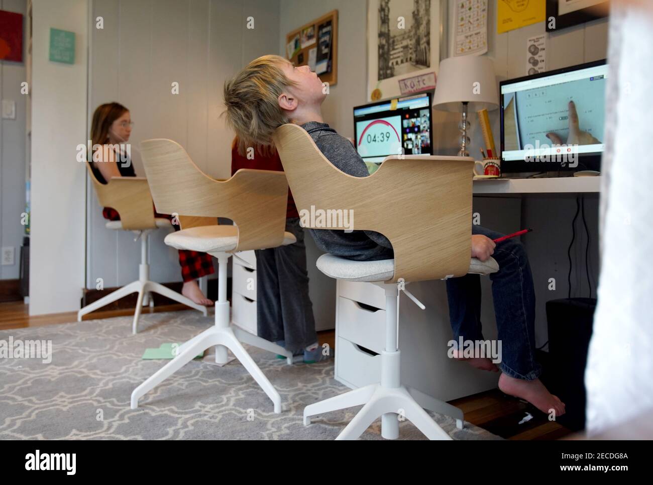 Fernschulungstage stellen eine Herausforderung für Kinder dar, die mehr Hilfe benötigen als andere. Die Fähigkeit, Hilfe zu erhalten erfordert einige weitere Schritte, die frustra sein können Stockfoto