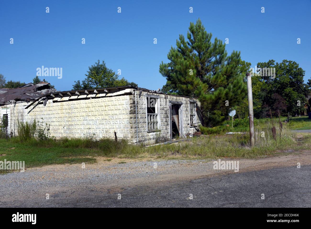 Der alte Lissabon Community Country Store, in Arkansas, liegt in Trümmern. Das Dach ist eingestürzt und die Fenster sind kaputt. Stockfoto