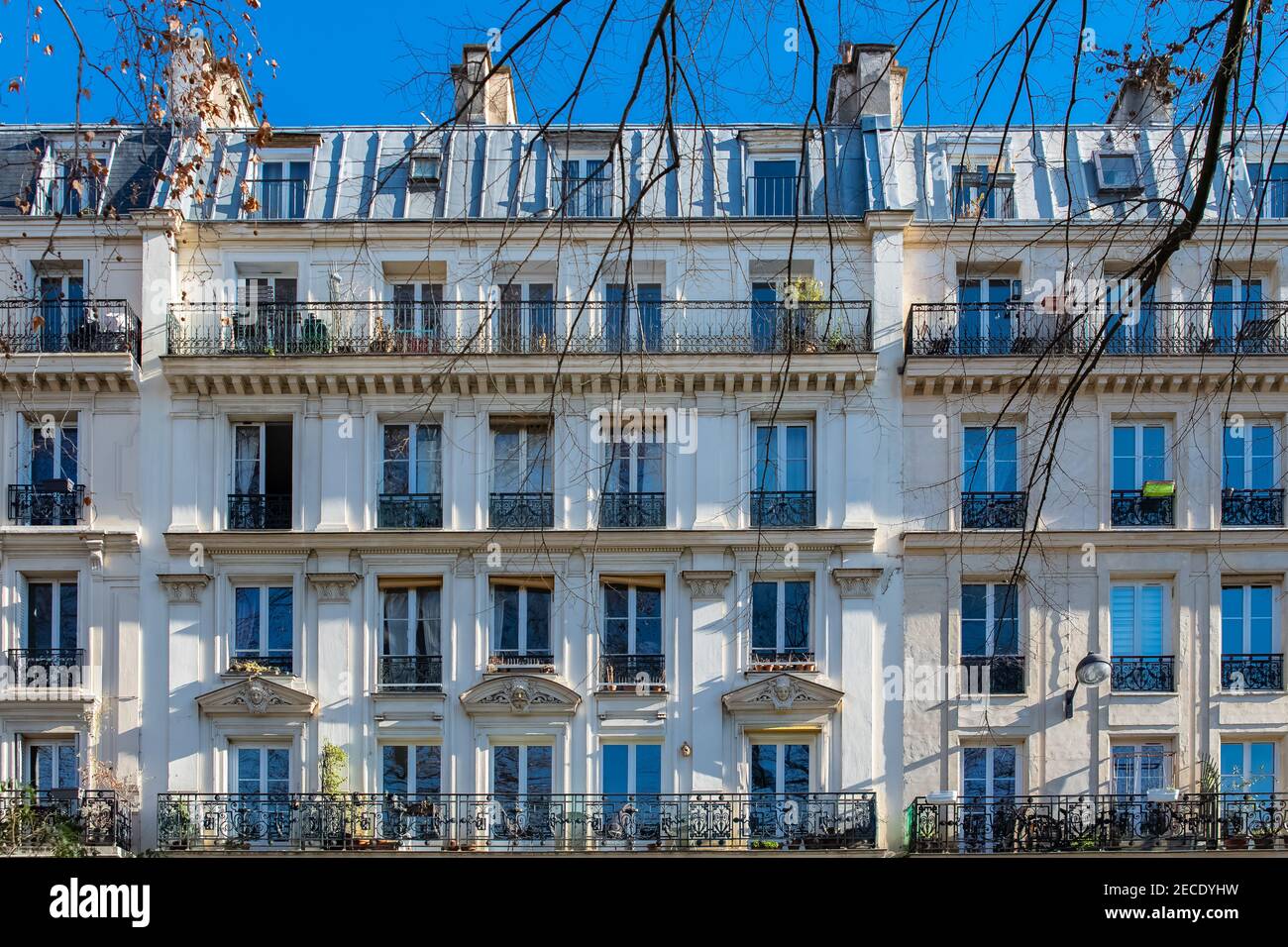 Paris, typische Fassade und Fenster, schönes Gebäude, mit alten Zinkdächern Stockfoto